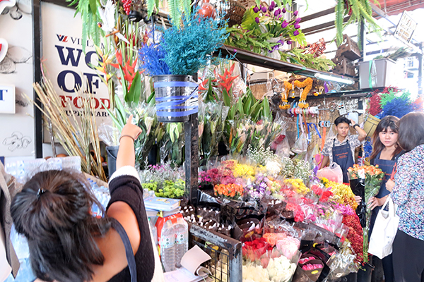 ビラスーパー横の花屋さんで開店祝いの花 タイで バンコクで 真夏日で